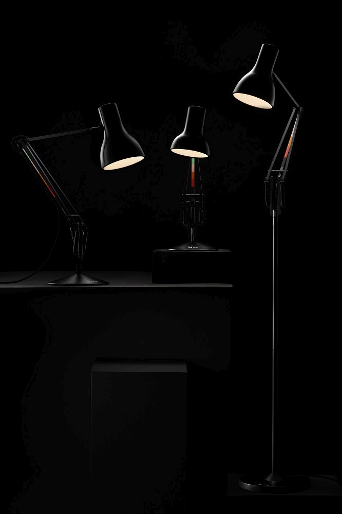 Drei Anglepoise Type 75 Lampen in Schwarz, darunter eine Stehleuchte, modernes Design für Wohnzimmer.