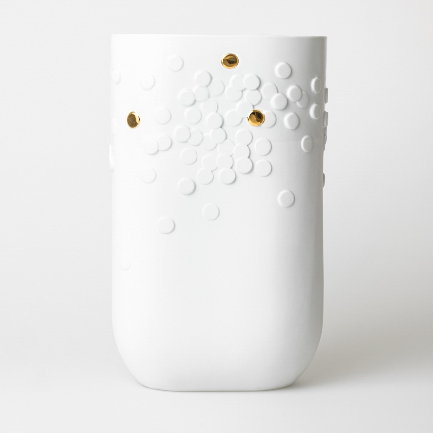 Weiße Bodenvase mit goldenen Akzenten und erhabenen Kreisen, moderne Dekoration für Wohnzimmer.