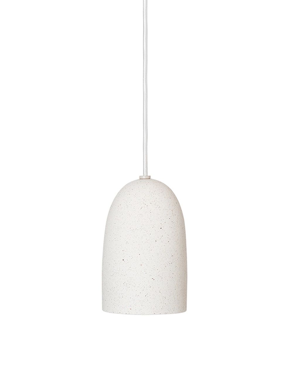 Weiße Ferm Living Speckle Pendelleuchte klein mit gesprenkelter Oberfläche und weißem Kabel.