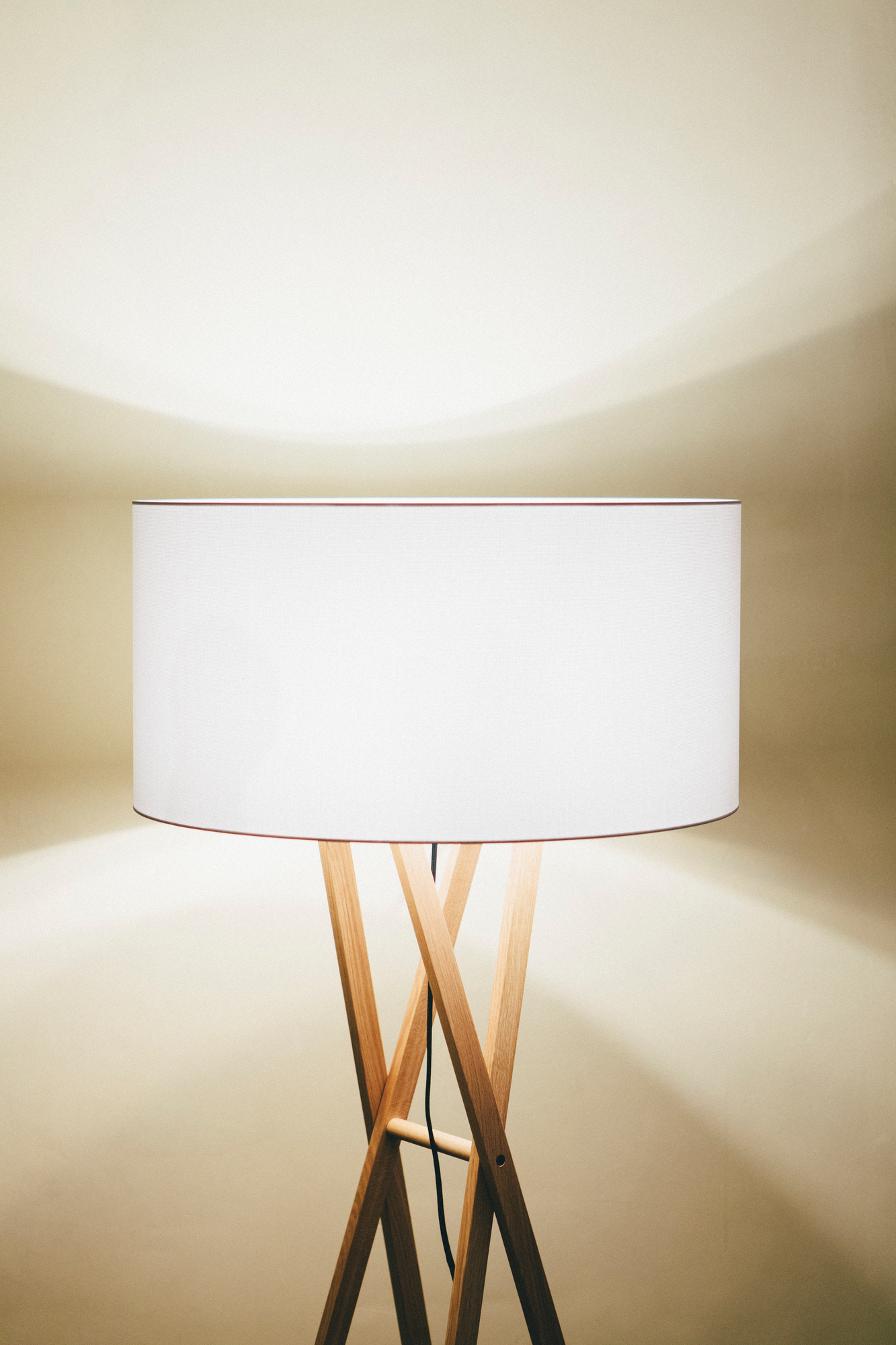 Cala Stehleuchte mit weißem Lampenschirm und Holzgestell. Moderne LED Stehlampe für Wohnzimmer.