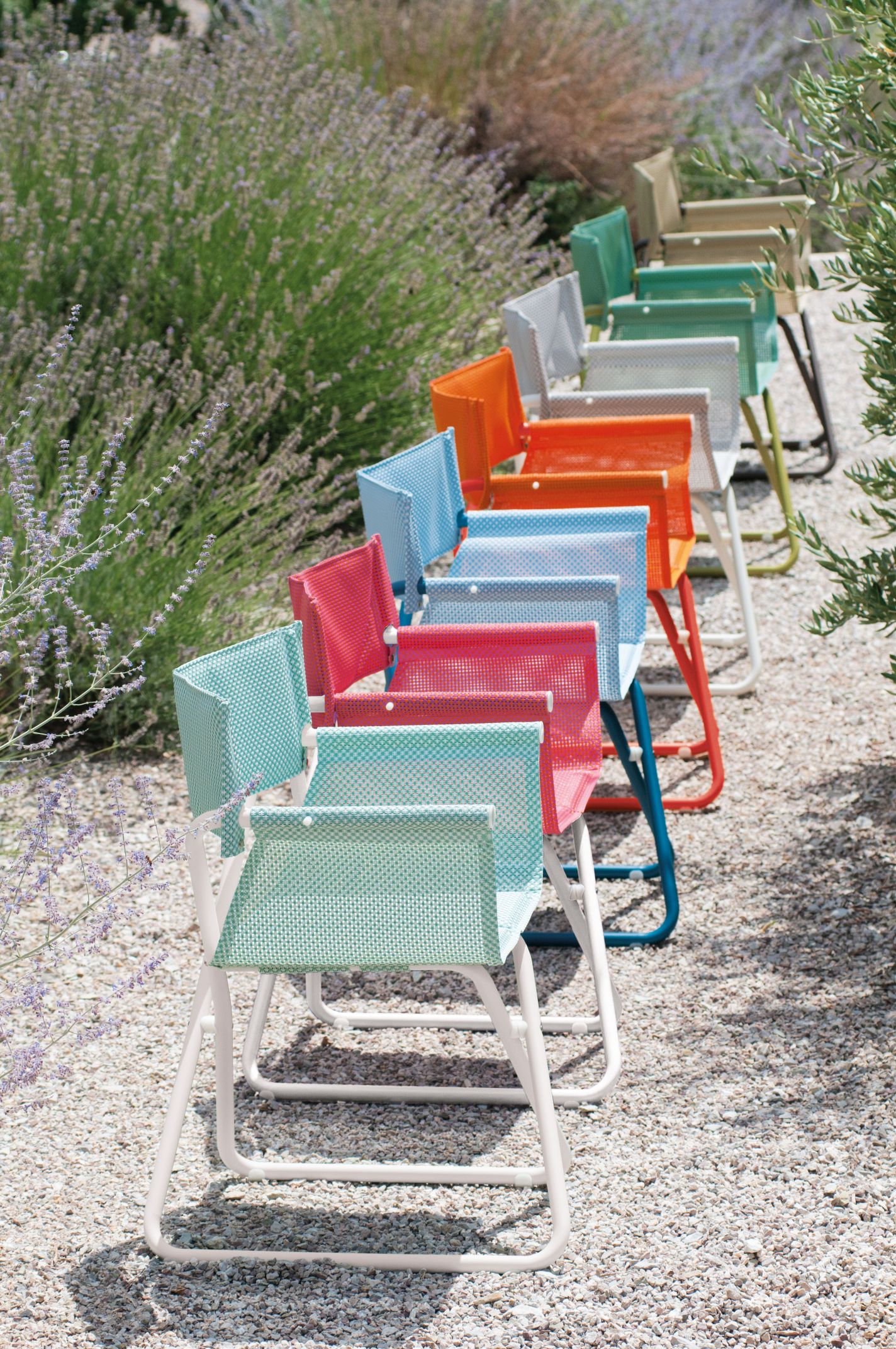 Reihe farbenfroher Snooze Regiestühle von Emu im Außenbereich, ideal für Garten und Terrasse.