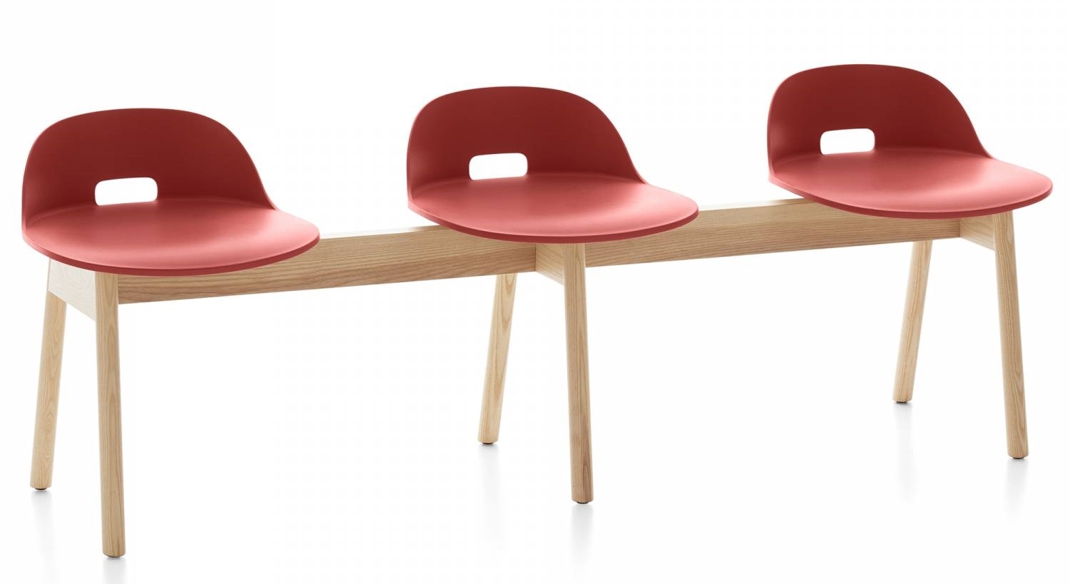 Alfi Bank: Rote 3-Sitzer Bank mit niedrigem Rücken und hellem Holzgestell. Moderne Sitzbank.