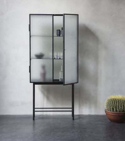 Schwarzer Metallschrank mit strukturierter Glastür, teilweise geöffnet, auf schlanken Beinen. Moderner Vitrinenschrank für Wohnzimmer und Esszimmer.