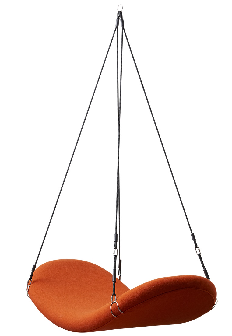 Orangefarbener Flying Chair Schaukelsessel mit schwarzen Seilen, ein moderner Hängesessel für entspanntes Wohnen.