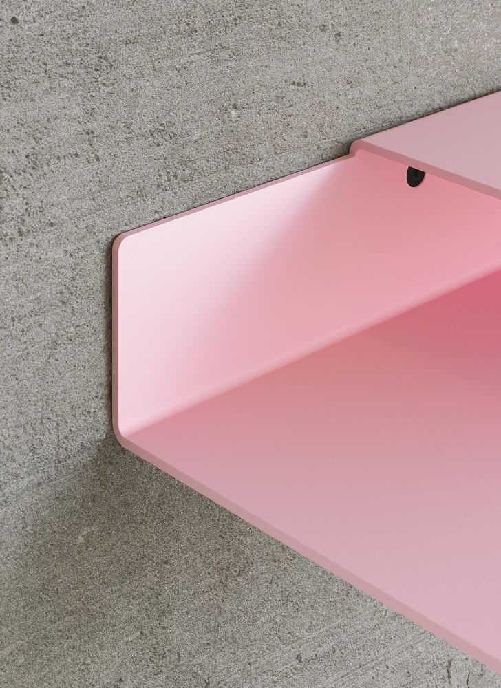 Nahaufnahme eines rosa Float Shelf Wandregals von New Tendency an einer grauen Wand.