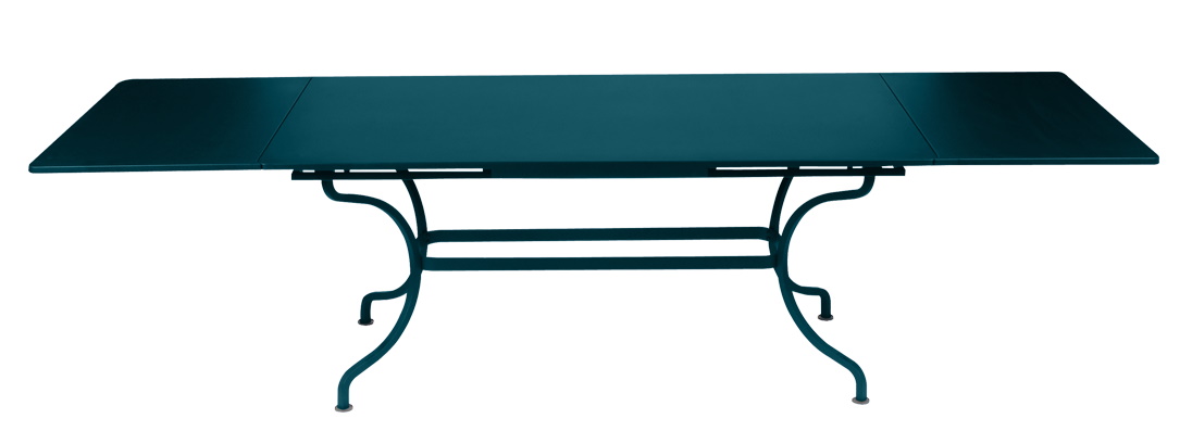 Ausgezogener Romane Tisch von Fermob, ein großer, blauer Gartentisch für den Außenbereich.