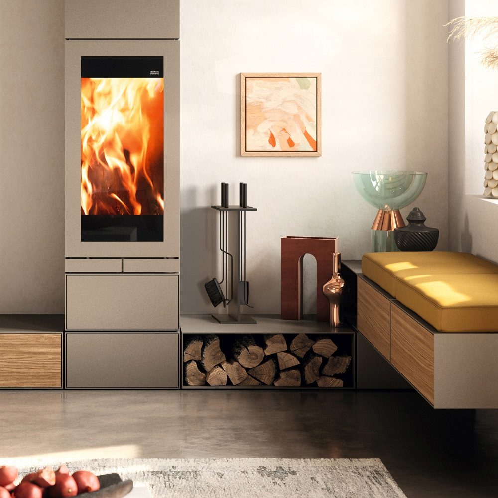 Elegantes Kaminzimmer mit EVO Kaminbesteck, Holzscheiten und brennendem Kaminfeuer für gemütliche Wärme.