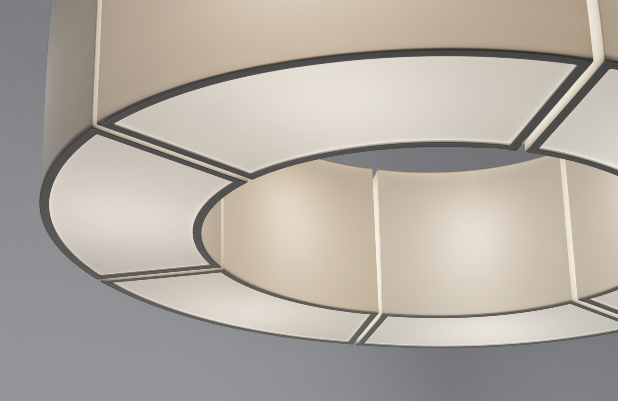 Detailaufnahme der Sexta Hängeleuchte von Santa & Cole, moderne Pendelleuchte mit Stoffschirm.