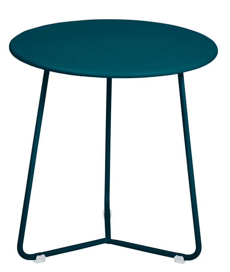 Blauer Cocotte Beistelltisch von Fermob für den Außenbereich, runder Tisch mit filigranem Stahlgestell.