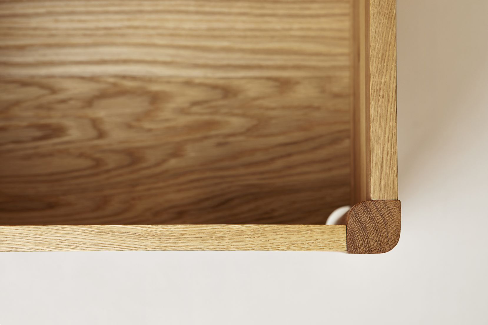 Detailaufnahme der A Line Truhenbank von Form & Refine aus Eichenholz, Fokus auf die Ecke.