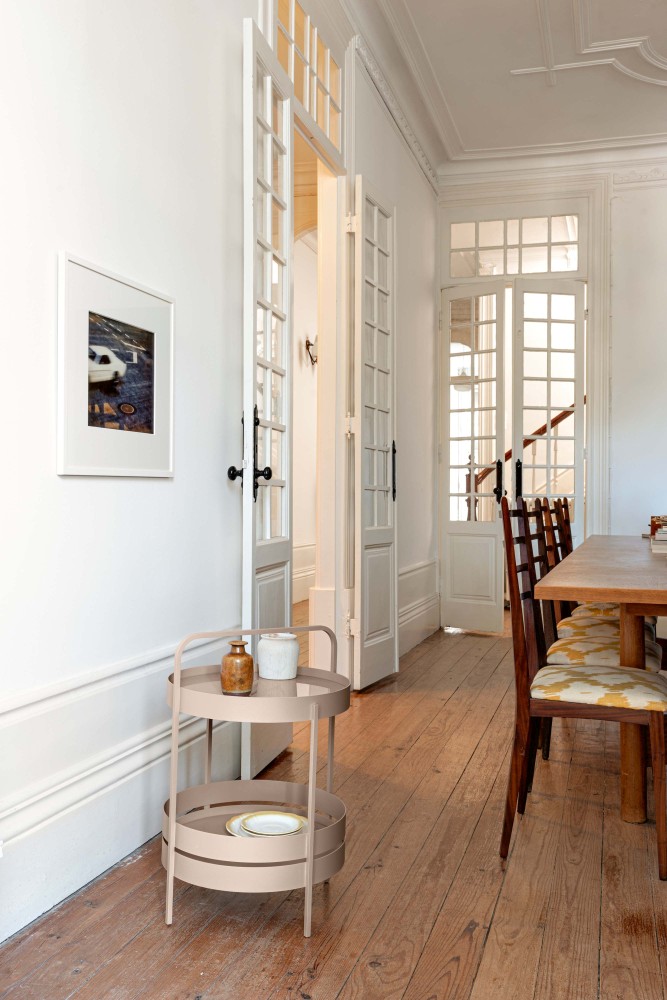 Beiger Schönbuch Albert Beistelltisch mit zwei Ablagen im Flur auf Holzboden. Dekorative Wohnaccessoires.