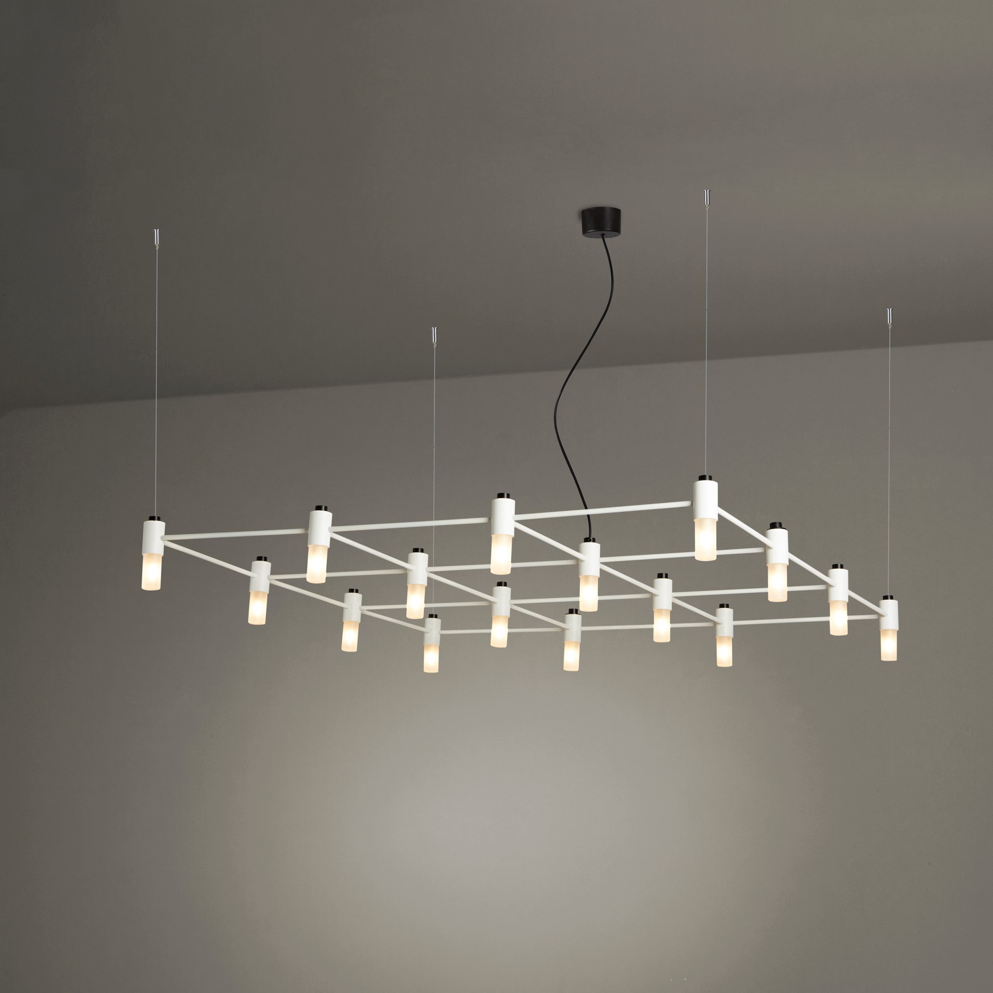 Quadrante Pendelleuchte: Moderne Hängelampe mit weißem Gitter und zylindrischen Leuchten für Wohnraumbeleuchtung.