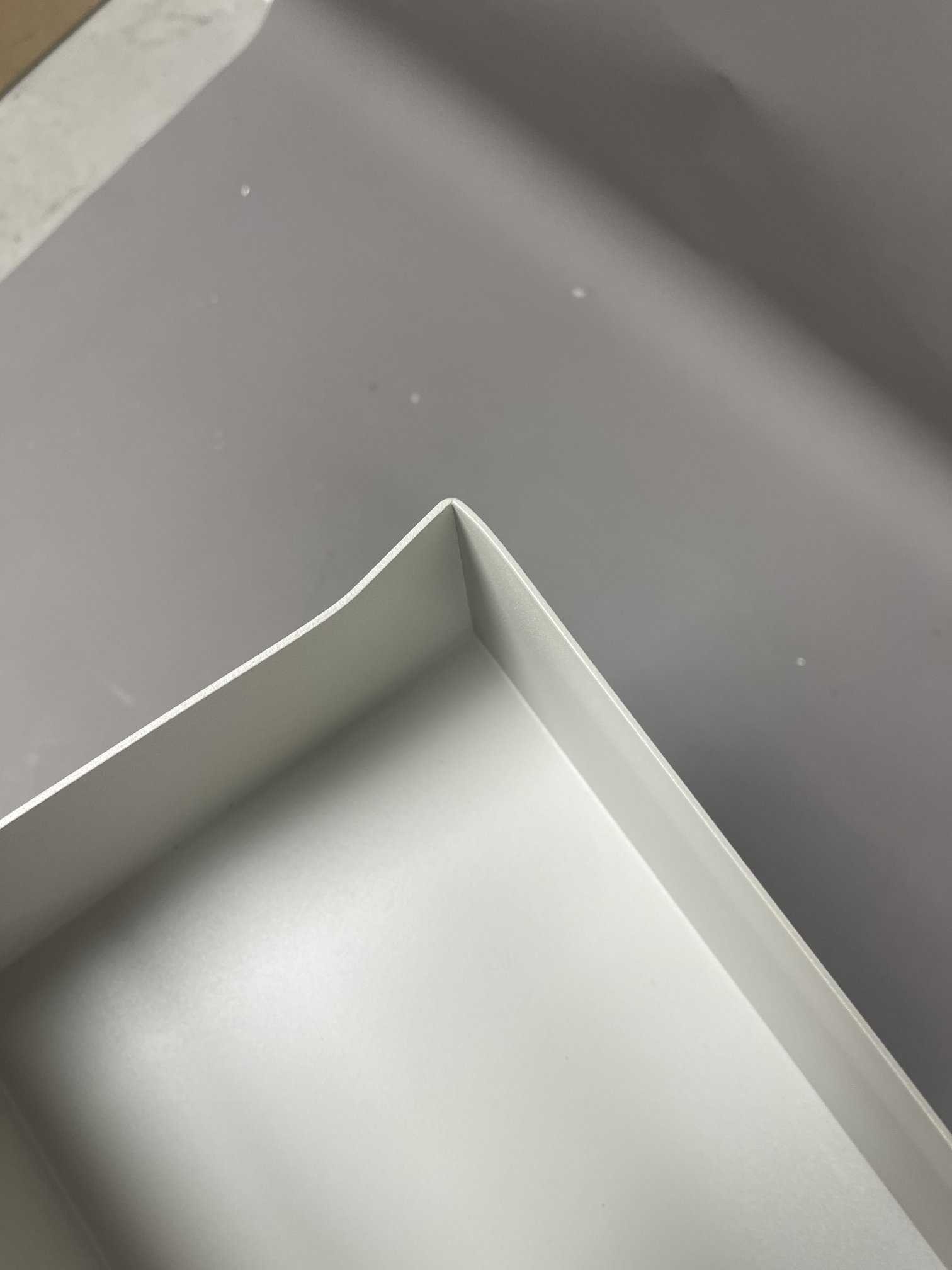 Detailaufnahme der hellgrauen Plant Box von Ferm Living (Mängelexemplar), Fokus auf die Ecke.