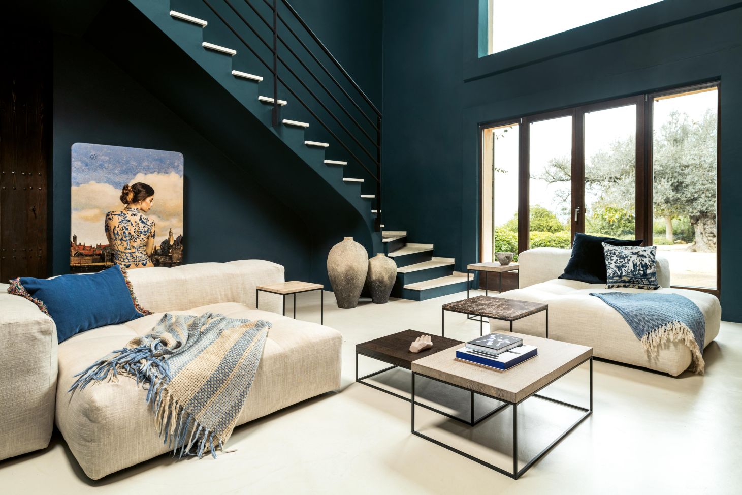 Wohnzimmer mit Janua Beistelltisch SC 54 aus geräucherter Eiche, quadratisch, neben einem Sofa.