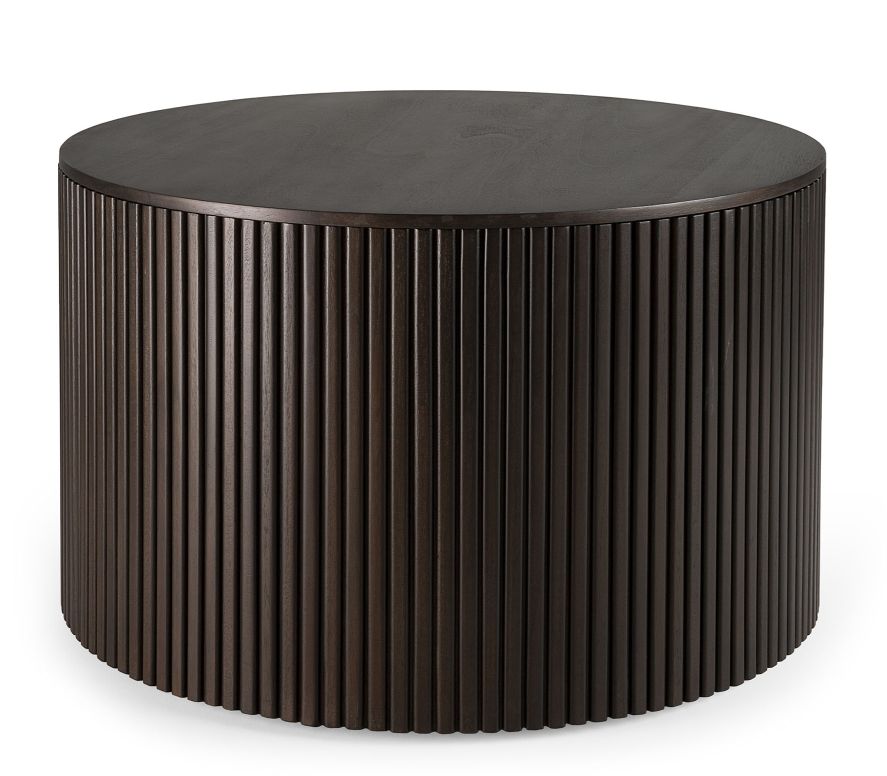 Runder Couchtisch "Roller Max" von Ethnicraft aus Mahagoni-Holz mit geriffelter Oberfläche.