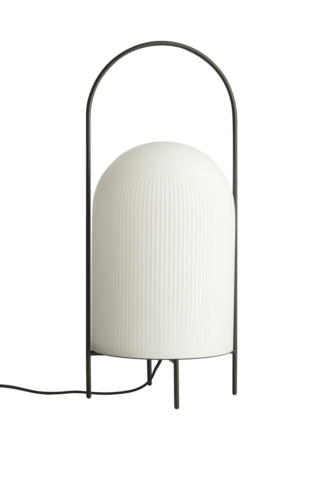 GHOST Stehleuchte von Woud: Moderne Stehlampe mit geripptem, weißem Lampenschirm und schwarzem Metallgestell.