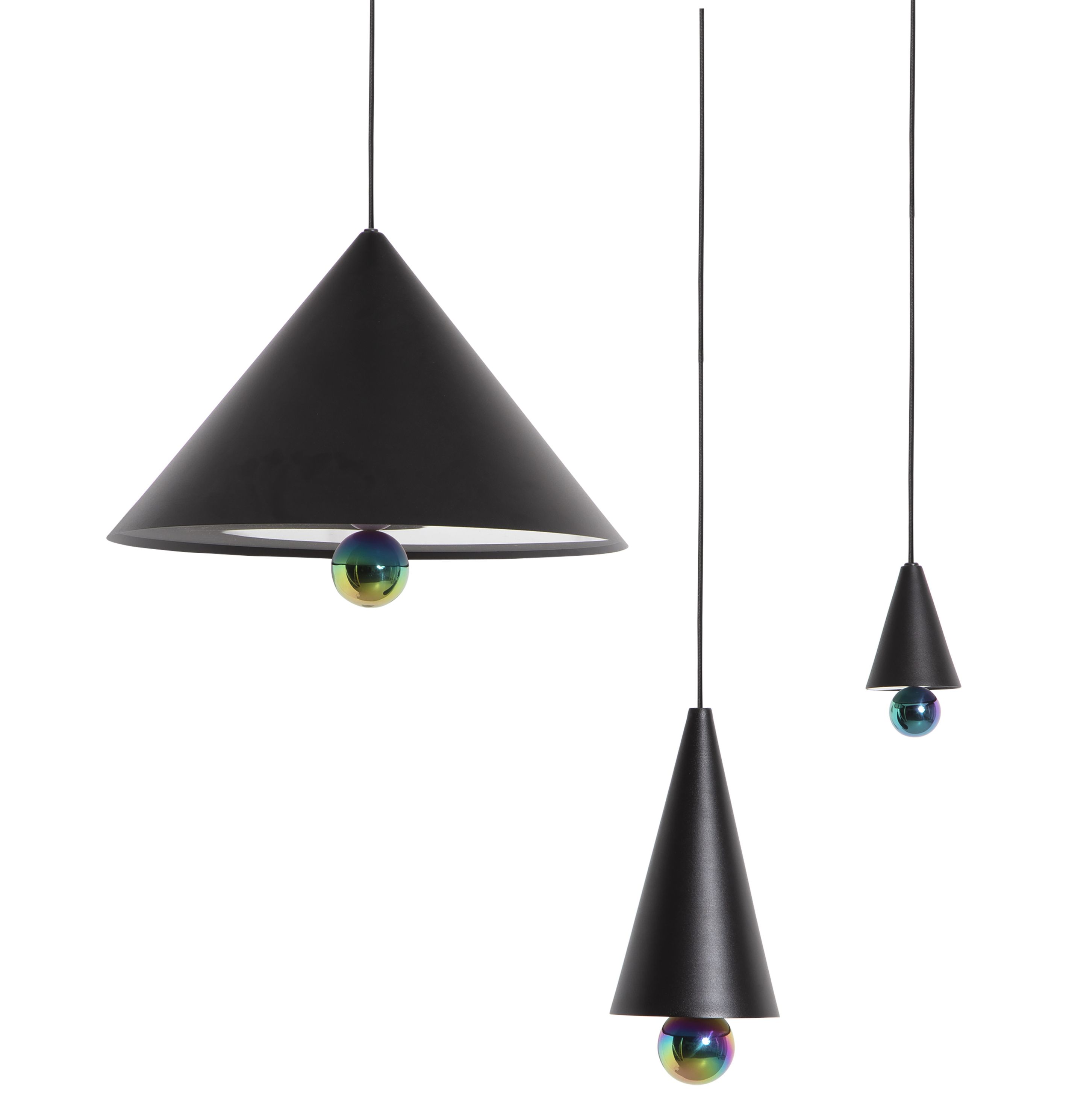 Drei Cherry Pendelleuchten von Petite Friture in Schwarz mit schillernden Kugeln.