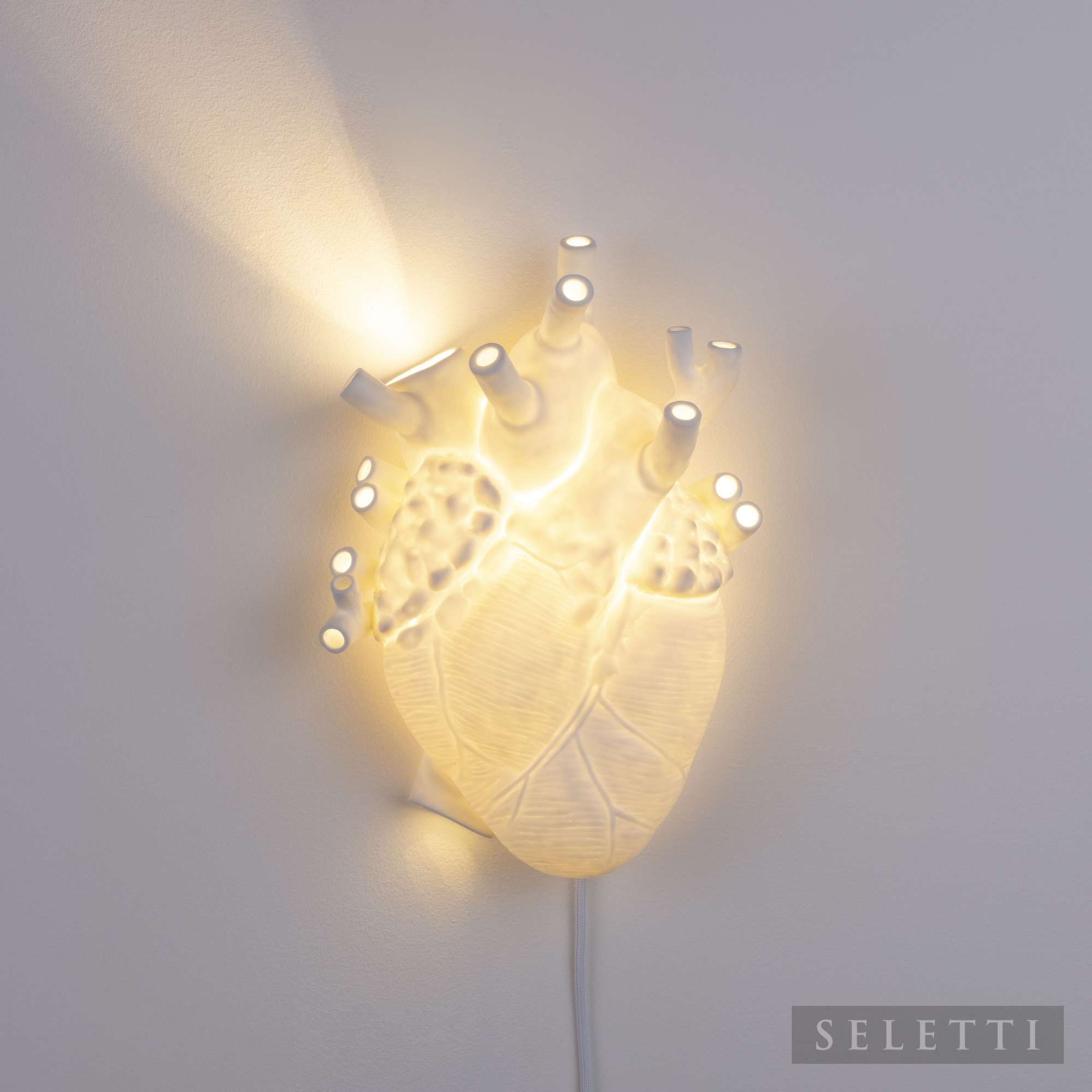 Seletti Heart Lamp Leuchte, weiße Wandleuchte in Herzform, modernes Design für Wohnzimmer und Schlafzimmer.