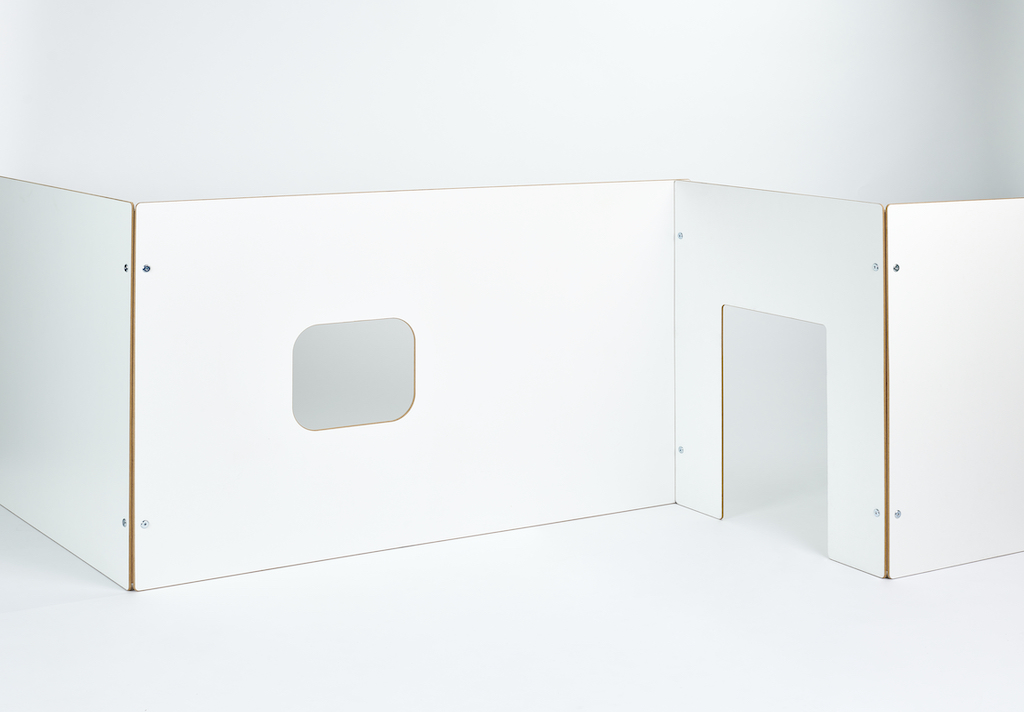 Tojo Kids Spielwand: Weiße, modulare Kindermöbel-Wand mit Fenster und Durchgang für kreatives Spielen.