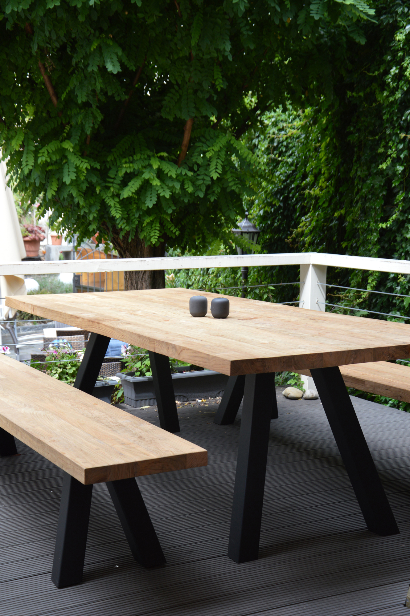 Bradford Bank von Jan Kurtz: Breite, natürliche Holzbank mit schwarzen Beinen für den Außenbereich.