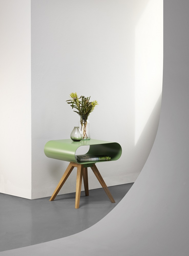 LO 12 Beistelltisch in Blasgrün mit Eichengestell. Moderner Nachttisch mit Ablage für Schlafzimmer oder Wohnzimmer.