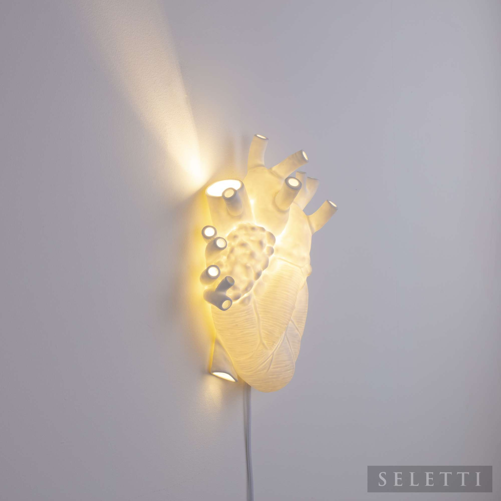 Weiße Heart Lamp Leuchte von Seletti, Herzförmige Wandlampe mit warmem Licht, modernes Design.