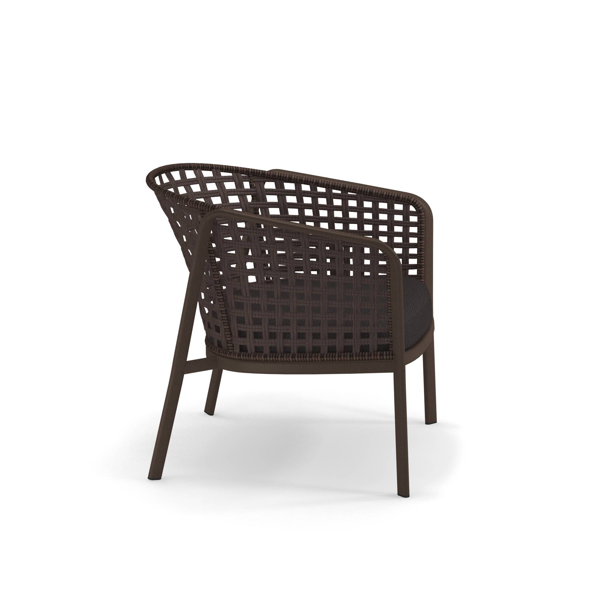 Carousel Loungesessel von Emu, braun, mit geflochtenem Design für den Außenbereich.