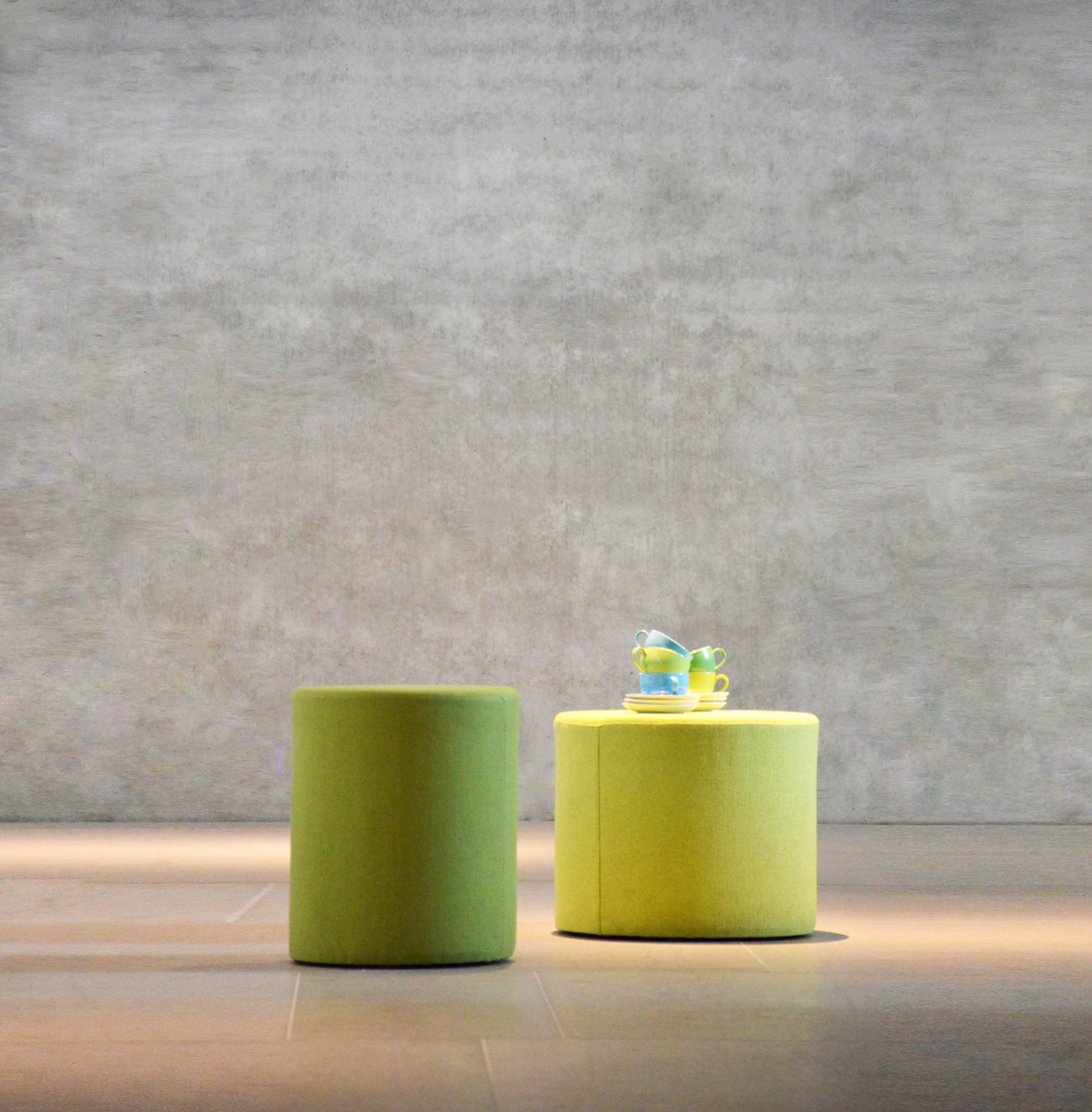 Grüne und gelbe Rondo Poufs von Jan Kurtz, moderne Sitzmöbel für Wohnzimmer und Lounge.