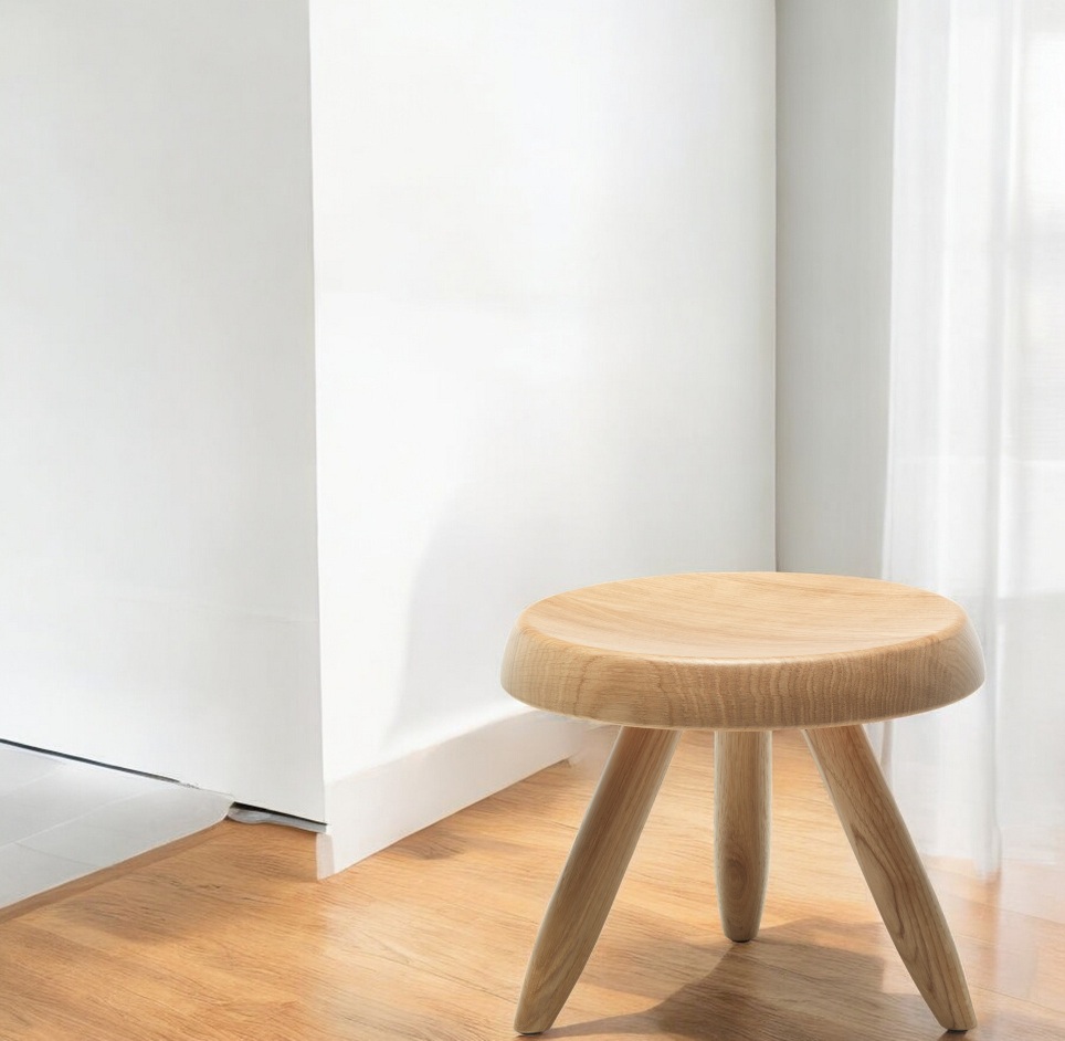 524 Tabouret Berger Hocker von Cassina aus hellem, massivem Nussbaumholz mit drei Beinen.