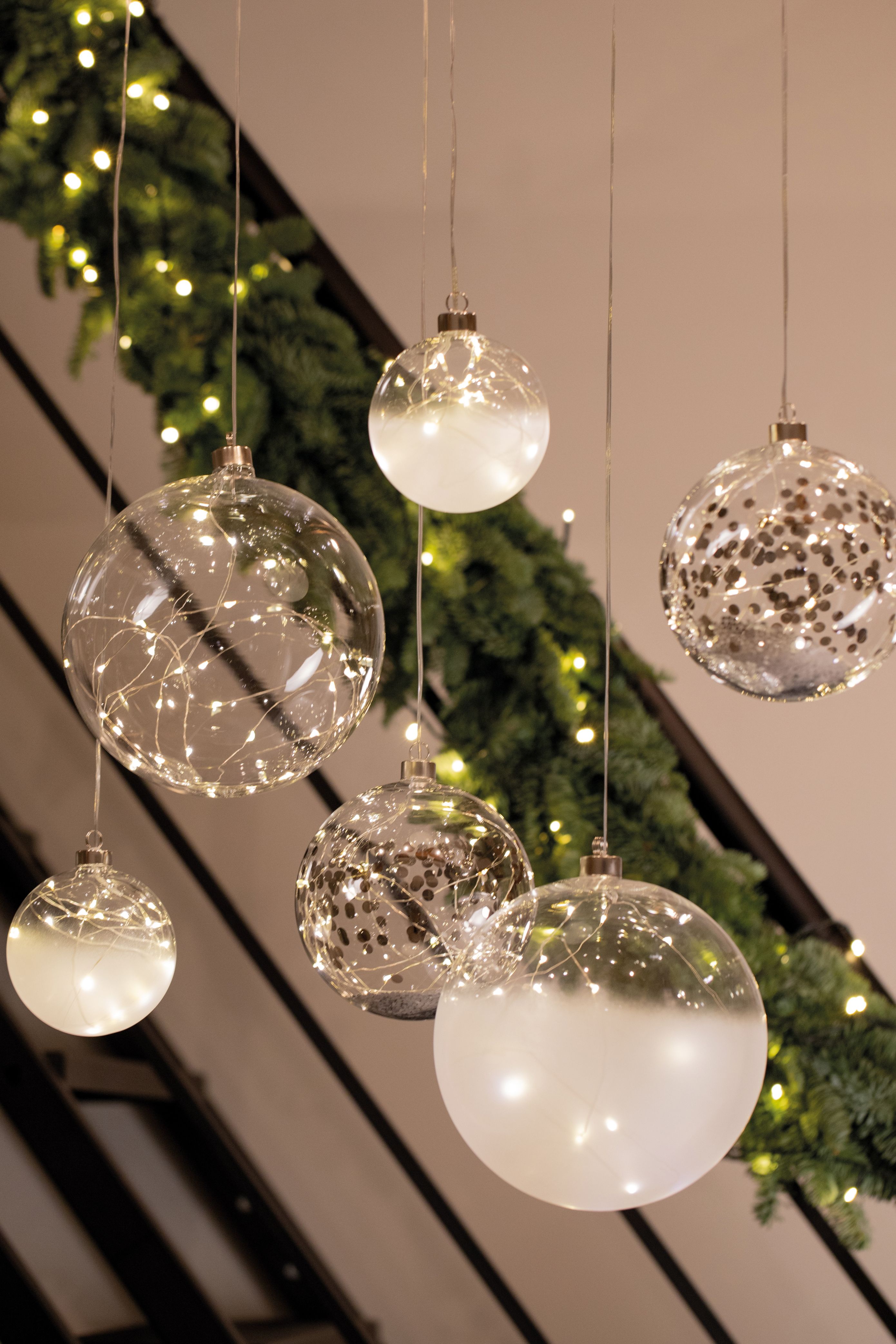 Mehrere hängende XXL Lichtkugeln mit LED und gefrostetem Glas, festliche Dekoration für Weihnachten.