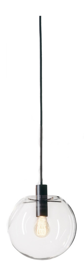 Selene Hängeleuchte von ClassiCon: Moderne Pendelleuchte mit transparentem Glas und schwarzem Kabel.
