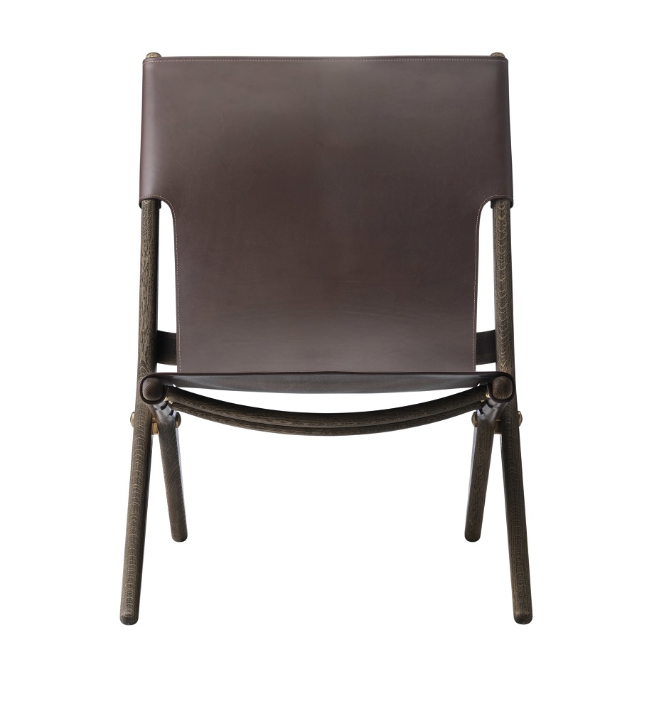 Ansicht von hinten: Saxe Chair mit braunem Leder und braun gebeiztem Eichenholz. Design Stuhl.