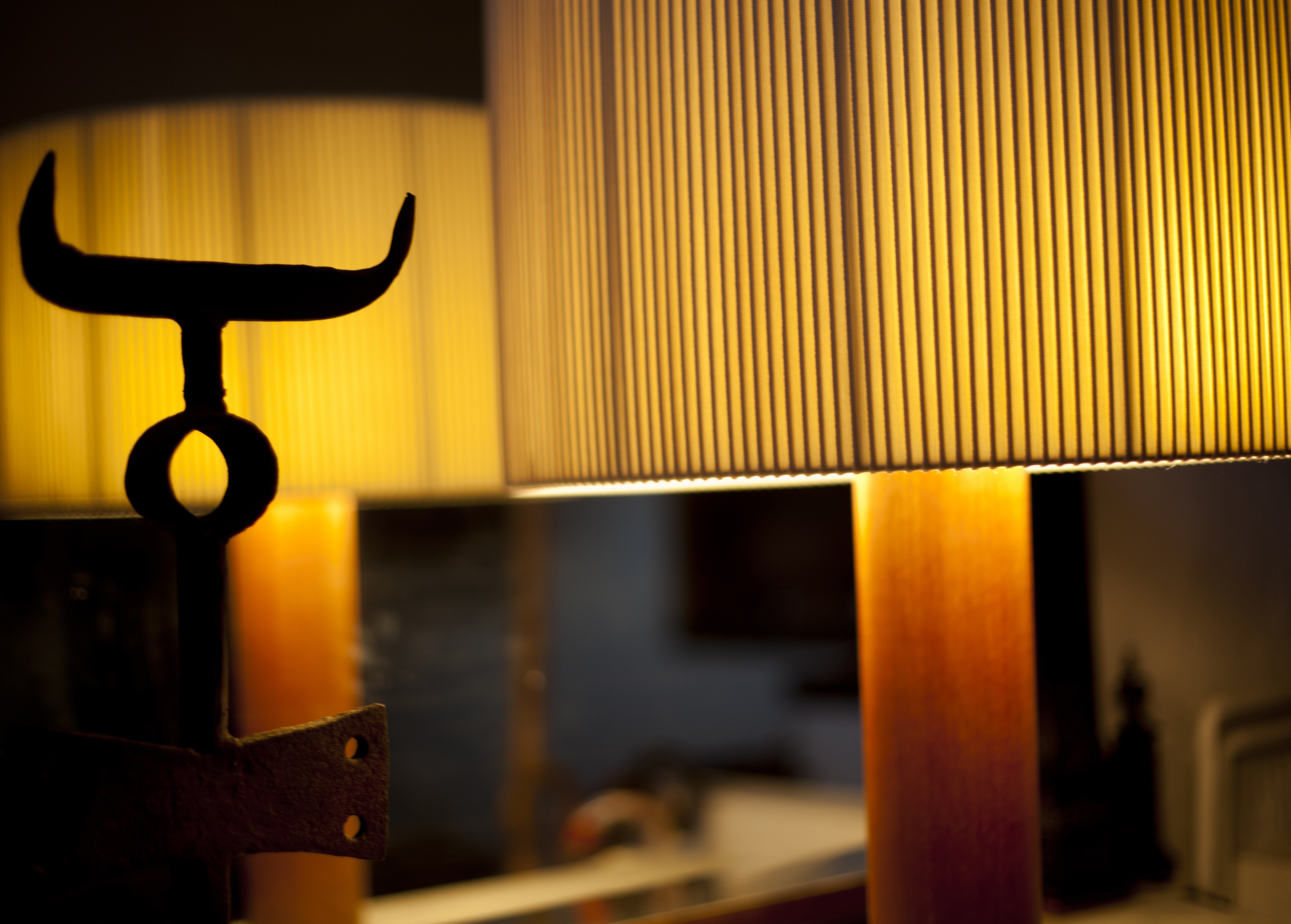 Nahaufnahme der Moragas Leuchte von Santa & Cole mit geripptem Lampenschirm und Metallakzent.