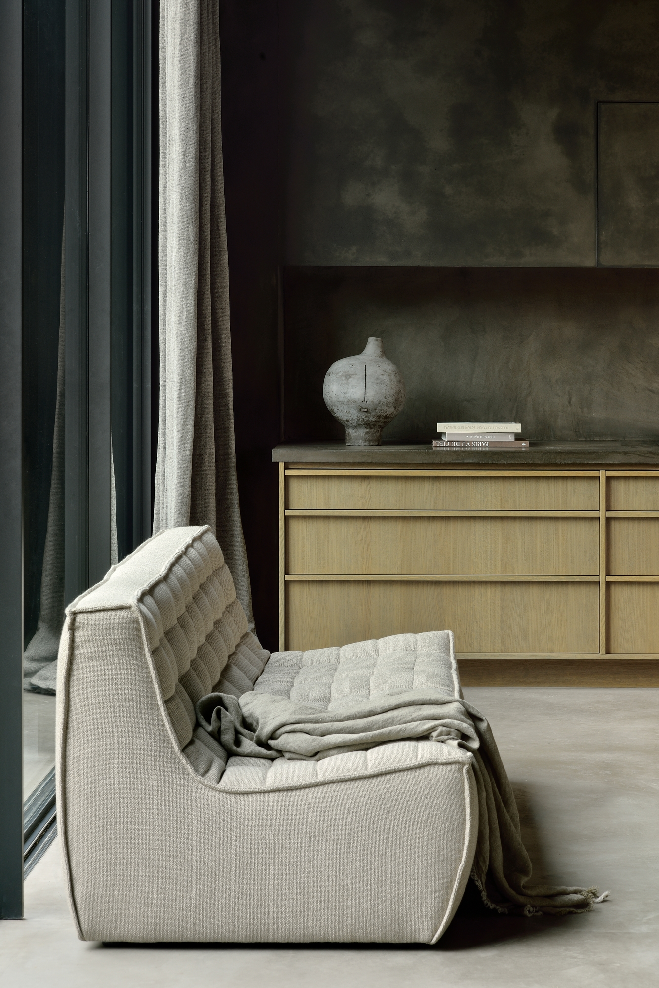 Beige N701 Sofa von Ethnicraft mit Decke, modernes Wohnzimmer Interieur. Gemütliche Polstergarnitur für stilvolles Wohnen.