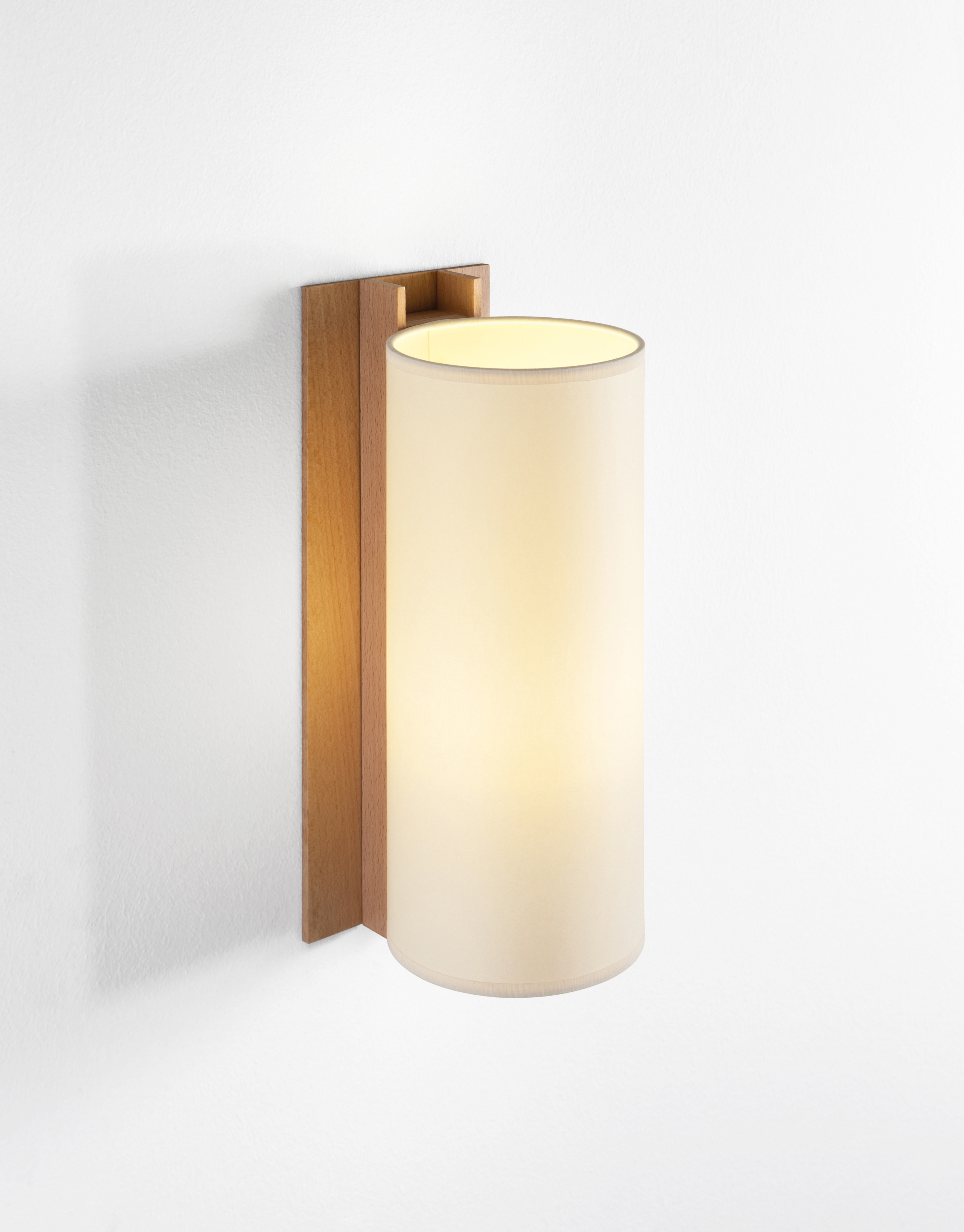 TMM largo Wandlampe von Santa & Cole mit zylindrischem Lampenschirm und Holzhalterung an weißer Wand.