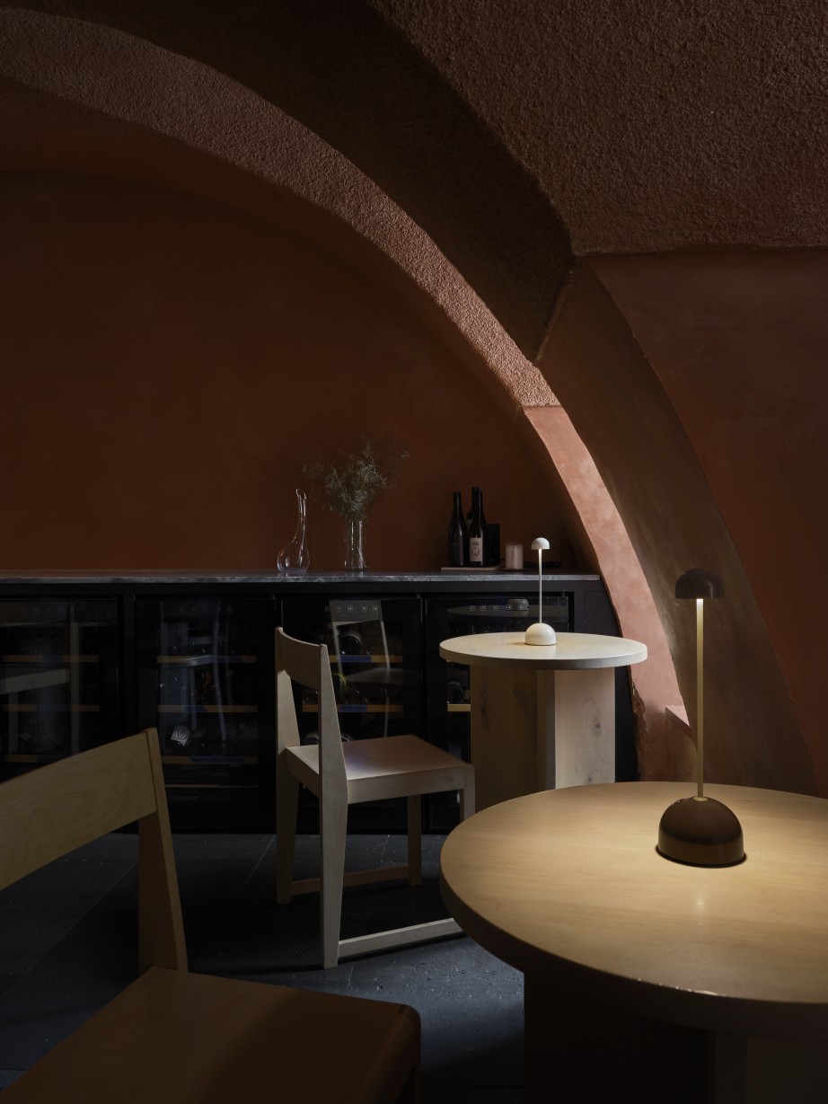 Sips Akkuleuchte von Marset in Weiß und Silber auf Holztisch, stimmungsvolle Tischleuchte.