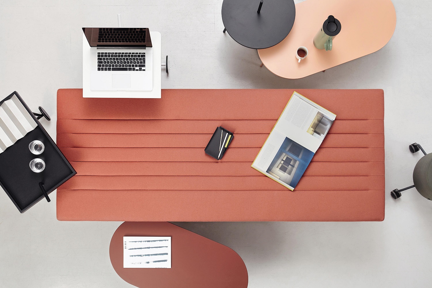 Draufsicht: Moderner Wohnraum mit Bond Couchtisch, oval, in verschiedenen Farben und Formen.