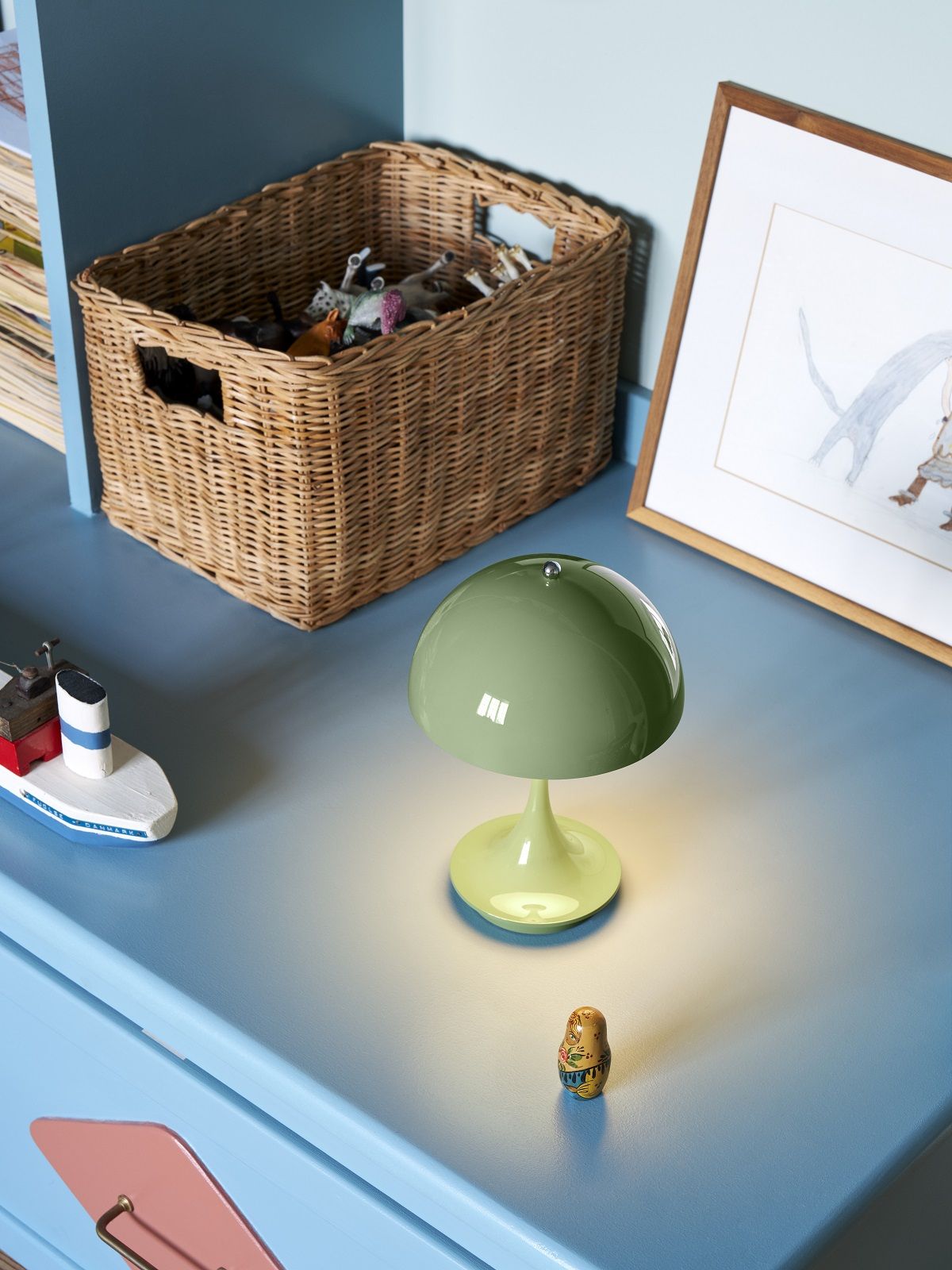 Grüne Panthella Tischleuchte von Louis Poulsen, eine portable LED-Lampe für drinnen und draußen.