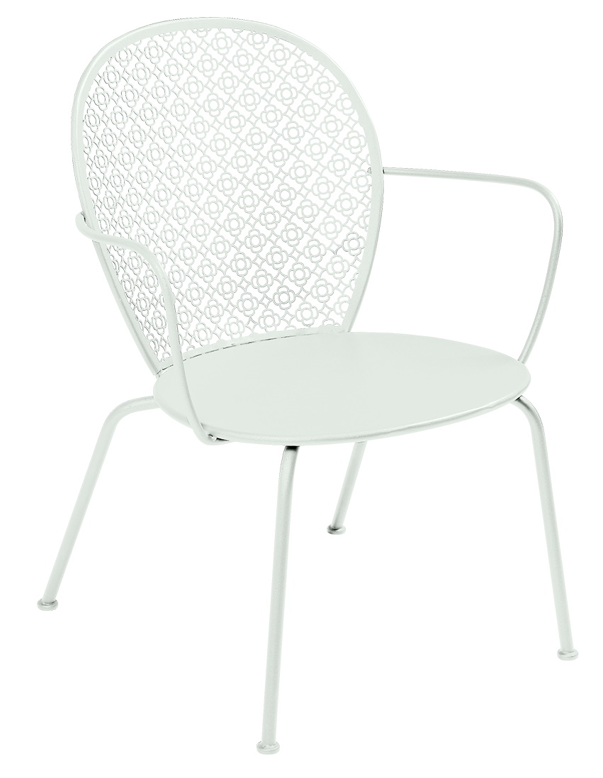 Weißer Lorette Sessel von Fermob für den Außenbereich mit filigranem Muster im Metall.