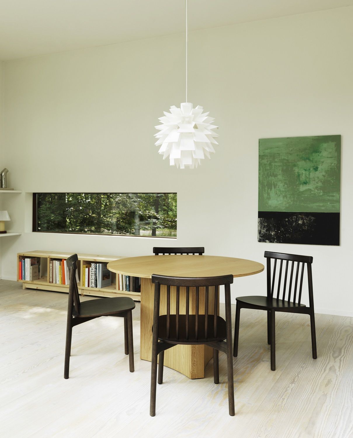 Esszimmer mit rundem Tisch und vier Pind Chair Stühlen von Normann Copenhagen.