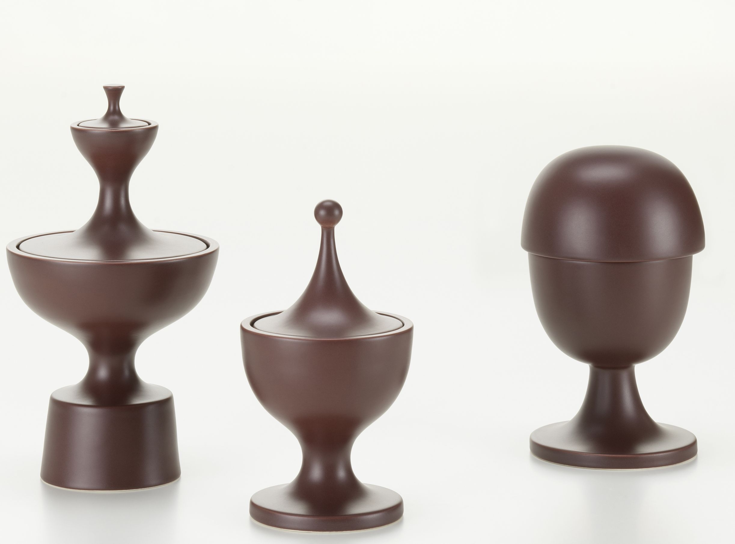 Drei braune Keramikbehälter mit Deckel, Teil der Ceramic Containers NO.1 Kollektion.