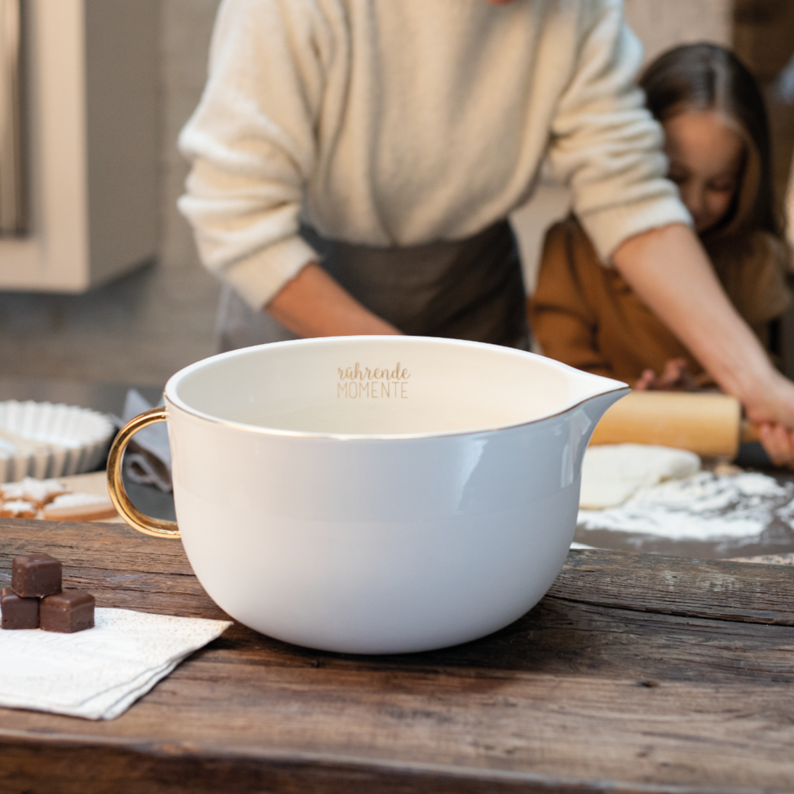Große weiße Porzellan Rührschüssel "Rührende Momente" mit goldenem Henkel zum Backen und Kochen.