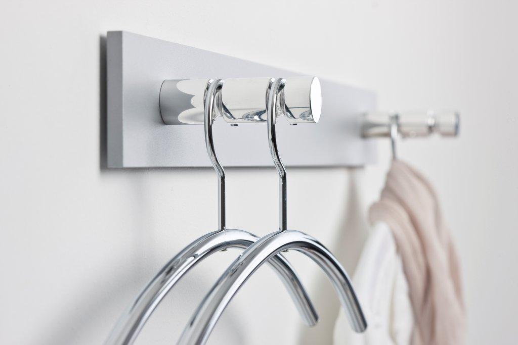Hangon Wandgarderobe von Cascando mit verchromten Kleiderbügeln und silberner Wandbefestigung. Moderne Garderobenlösung.