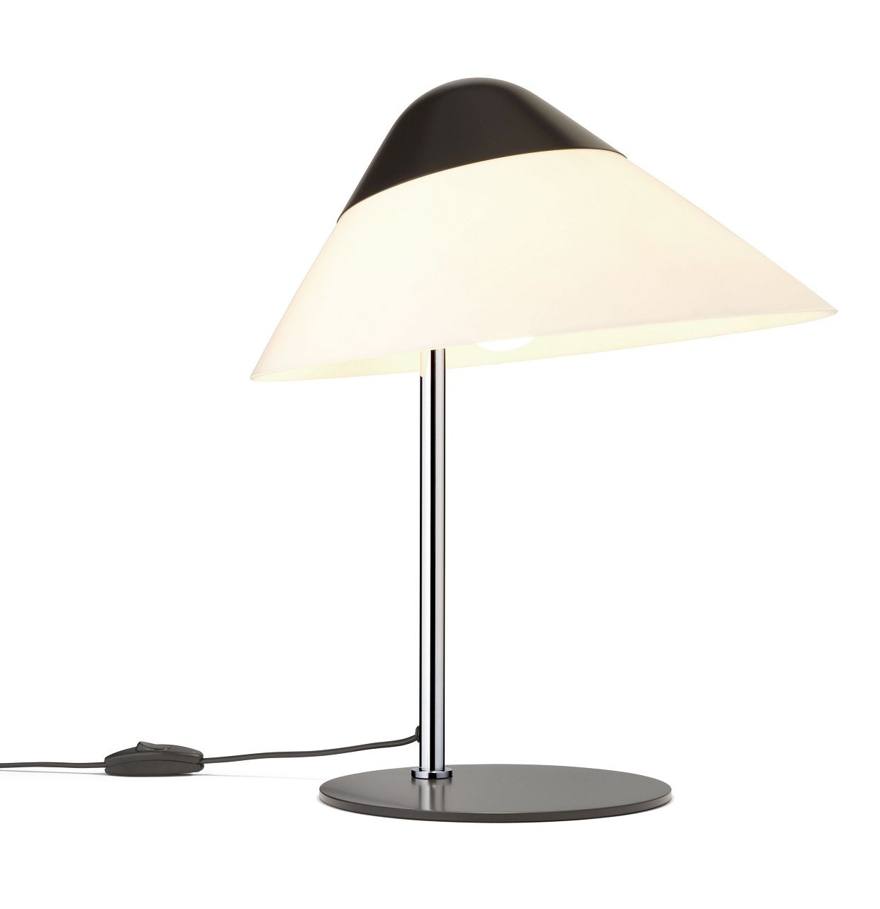 HJW01 Opala Tischleuchte Mini von Carl Hansen & Søn mit schwarzem Schirm und Chromfuß.