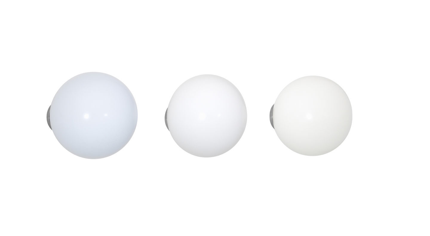 Drei weiße Coat Dots Garderobenhaken von Vitra, moderne Wandhaken für Flur und Garderobe.