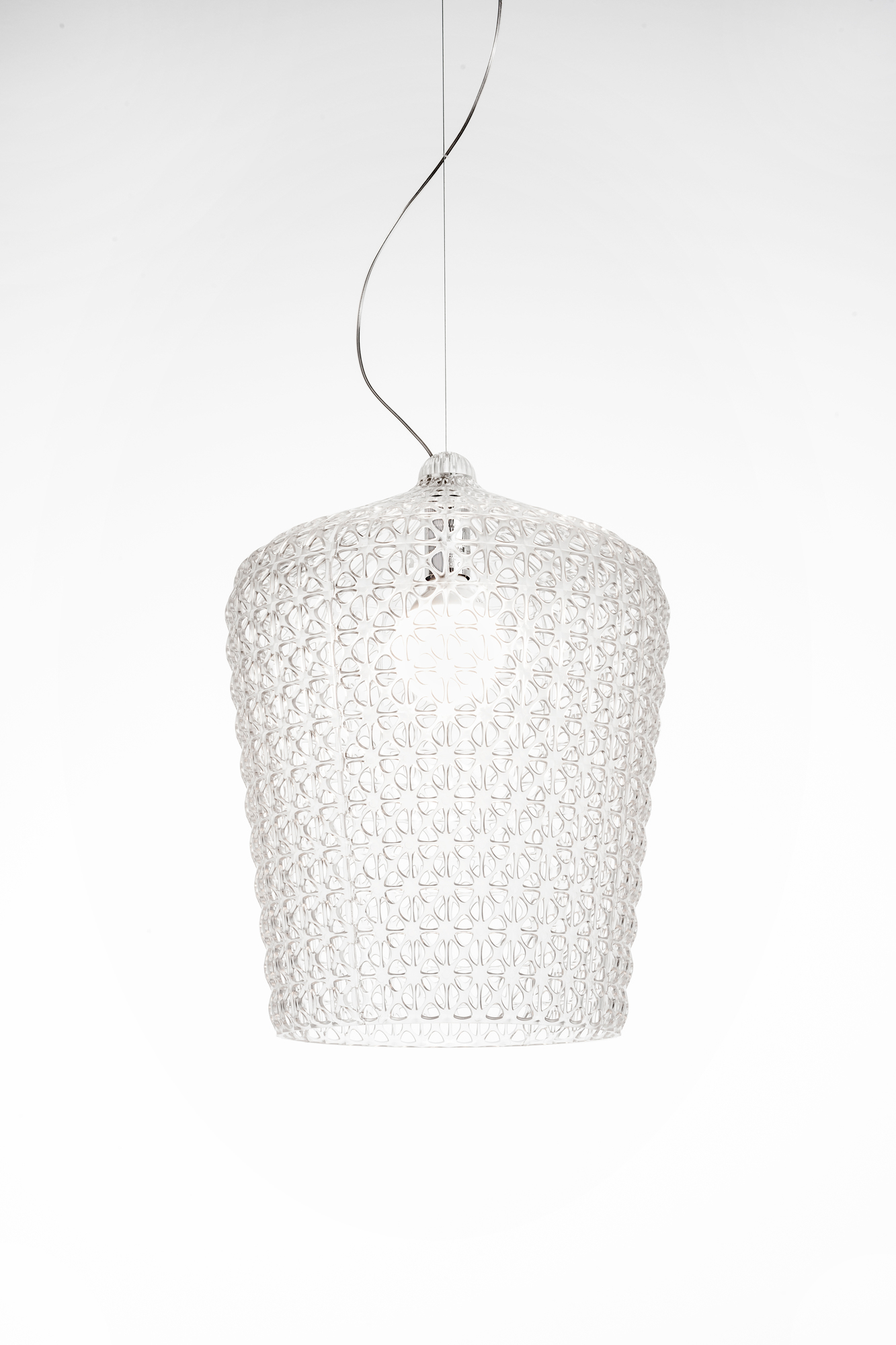 Transparente Kabuki Pendelleuchte von Kartell mit filigranem Muster und silbernem Kabel. Design Lampe für Wohnräume.