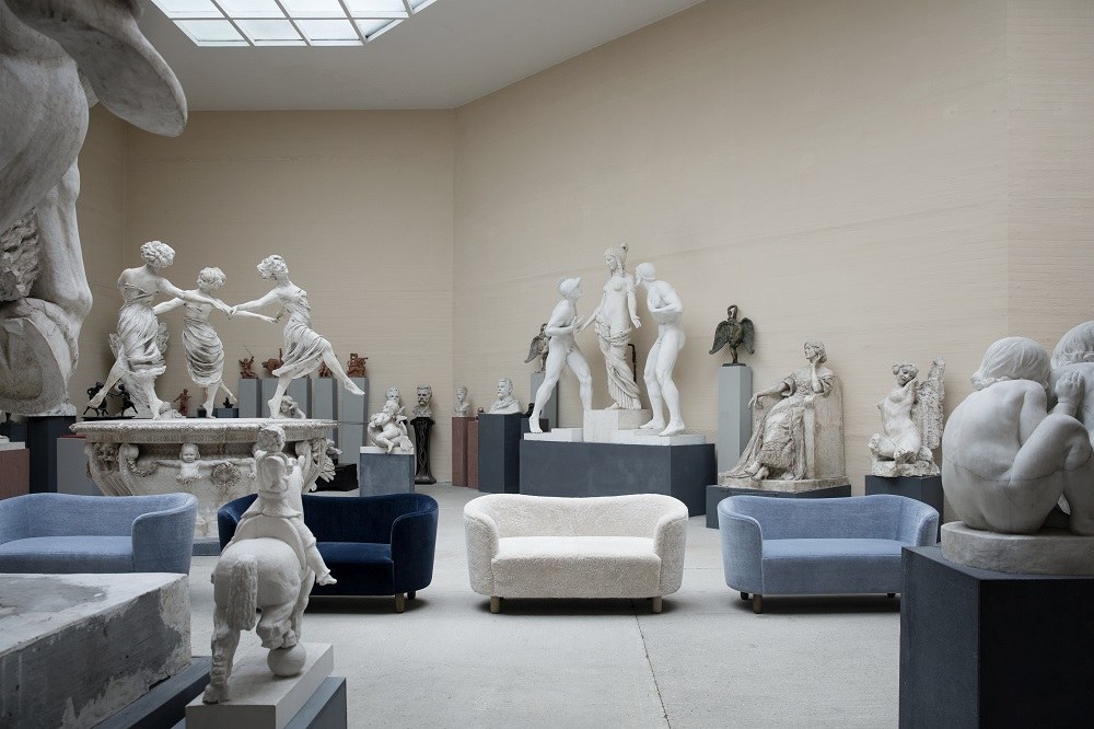 Mingle Sofa von Audo, ein 2-Sitzer Sofa in verschiedenen Farben in einem Museum.