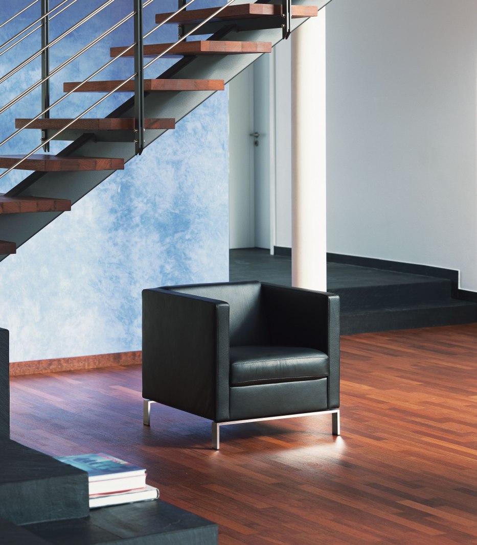 Schwarzer FOSTER 500 Sessel von Walter Knoll mit Lederbezug und Metallfüßen im modernen Interieur.