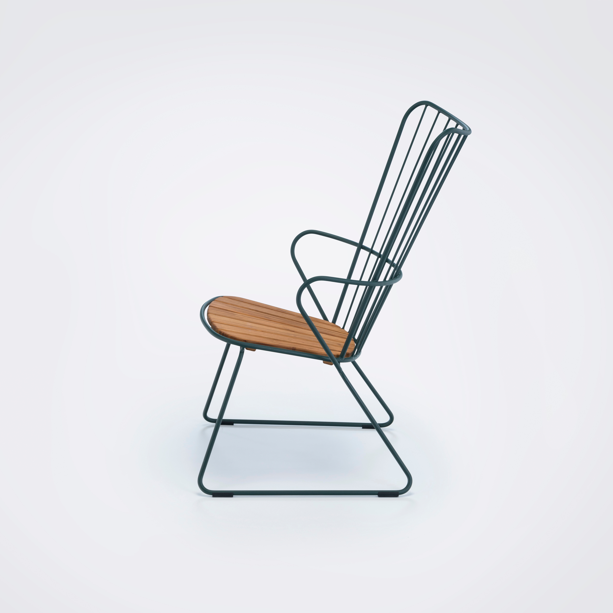 Paon Lounge Chair von Houe für den Garten: Outdoor Stuhl mit Holz-Sitzfläche und Metallgestell.