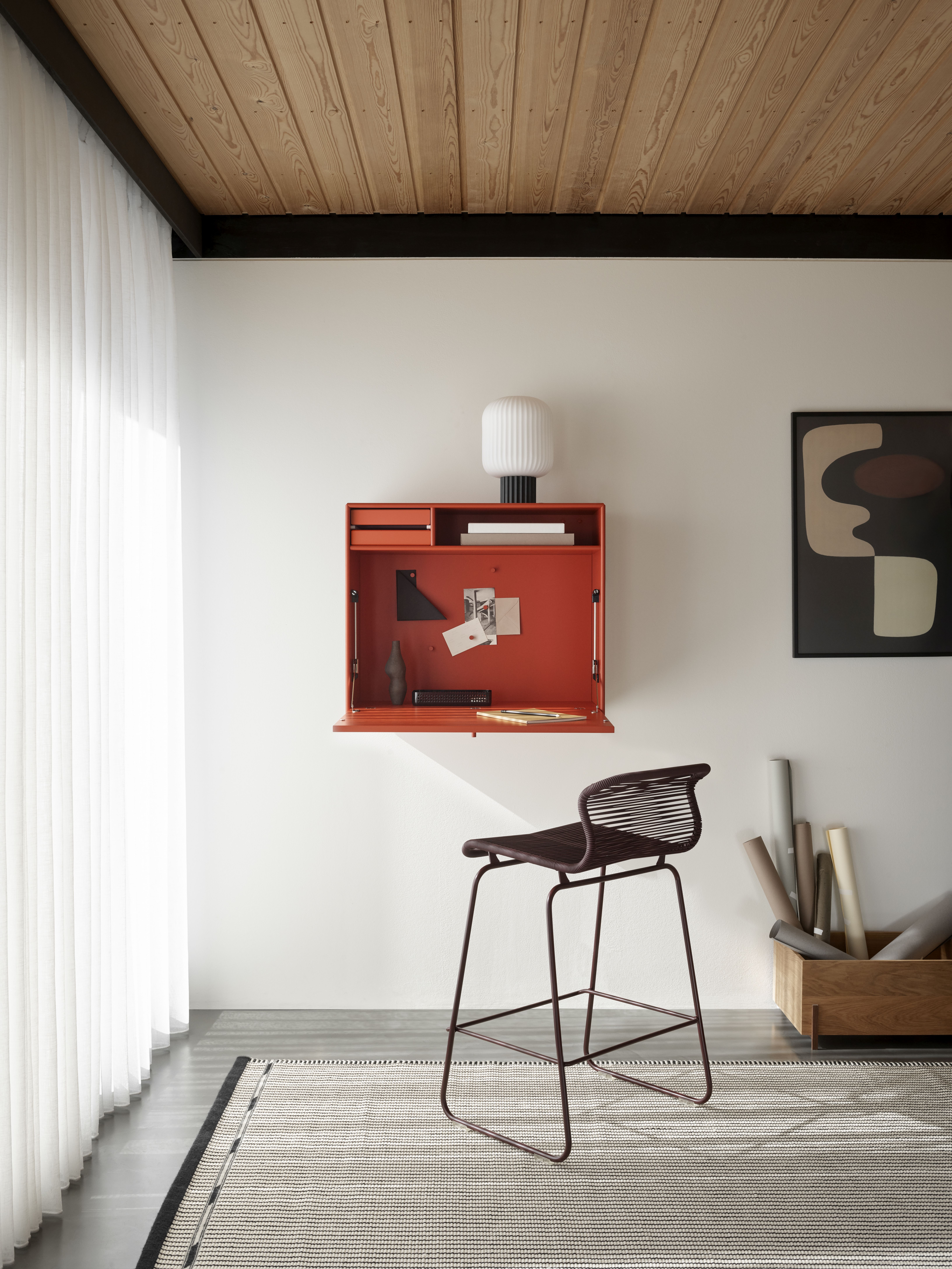 STUDIO Sekretär: Wandsekretär in Orange mit Schreibtischstuhl, ideal für kleine Räume und Homeoffice.